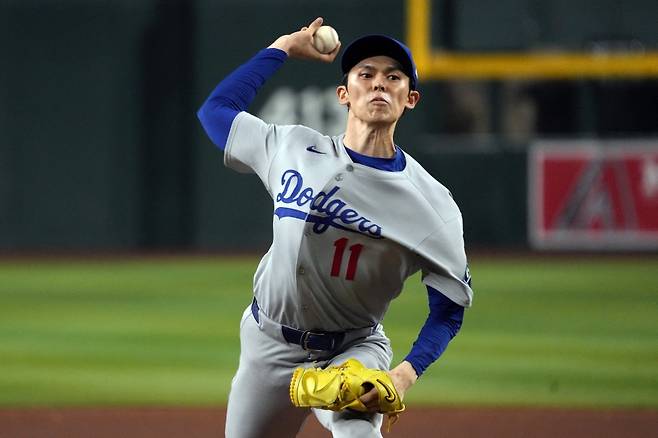 25일 미국 애리조나주 피닉스의 체이스필드에서 열린 2025 미국 메이저리그(MLB) LA 다저스와 애리조나 다이아몬드백스의 경기, 7회말 다저스 사사키 로키가 공을 힘차게 던지고 있다. Imagn Images 연합뉴스
