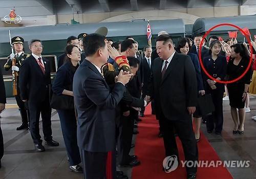 김정은 방중에 동행한 김주애  (서울=연합뉴스) 북한 조선중앙TV는 6일 김정은 국무위원장의 지난 2~4일 중국 방문을 담은 기록영화를 방영했다. 사진은 중앙TV가 공개한 김정은 위원장 뒤에서 주애(붉은 원)가 현송월 당 부부장과 대화를 나누며 걷고 있는 모습.[조선중앙TV 화면] 2025.9.6 
    [국내에서만 사용가능. 재배포 금지. For Use Only in the Republic of Korea. No Redistribution]