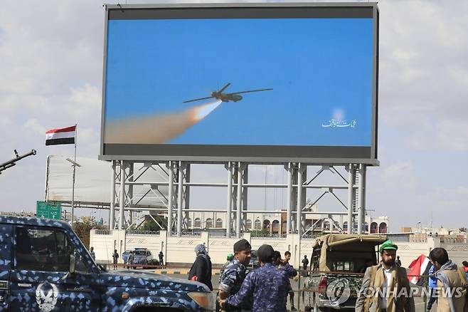 후티 드론 (사나 EPA=연합뉴스) 지난 19일(현지시간) 예멘 수도 사나에서 후티 반군 드론이 비행하는 모습이 담긴 동영상이 야외 대형 전광판에 재생되고 있다. (기사 내용과 직접 관계 없음) 2025.9.25 photo@yna.co.kr