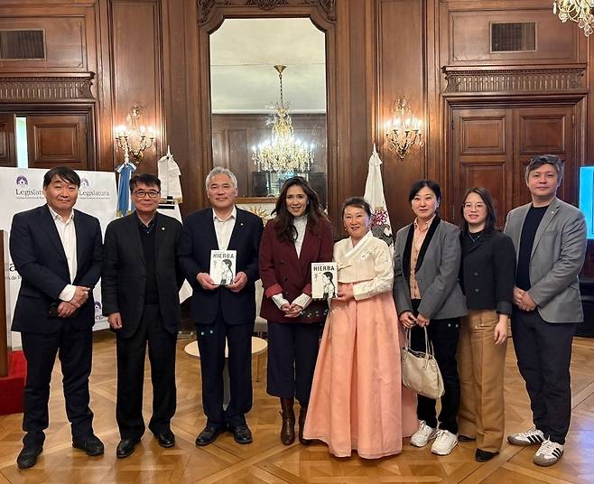 김금숙 작가의 '풀' 부에노스아이레스 시의회 관심도서 선언 기념행사 (부에노스아이레스=연합뉴스) 김선정 통신원 = 아르헨티나의 수도 부에노스아이레스 시의회 몬데비데오 행사장에서 23일(현지시간) 김금숙 작가의 위안부 소재 그래픽노블 '풀'의 시의회 관심도서 선언 기념행사가 개최됐다. 최도선 한인회장(왼쪽), 구광모 민주평통 남미 서부협의회장(왼쪽에서 세 번째), 빅토리아 몬테네그로 시의원(정중앙)과 아르헨티나 교민들이 포즈를 취하고 있다. 2025.9.25 sunniek8@yna.co.kr