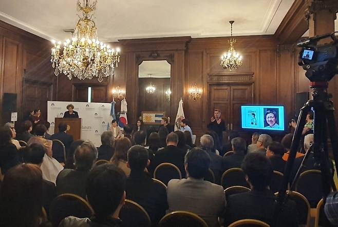 '풀'의 부에노스아이레스 관심도서 채택 선언 축하 행사장 (부에노스아이레스=연합뉴스) 김선정 통신원 = 아르헨티나의 수도 부에노스아이레스 시의회 몬데비데오 행사장에서 23일(현지시간) 김금숙 작가의 위안부 소재 그래픽노블 '풀'의 시의회 관심도서 선언 기념행사가 개최됐다. 2025.9.25 sunniek8@yna.co.kr