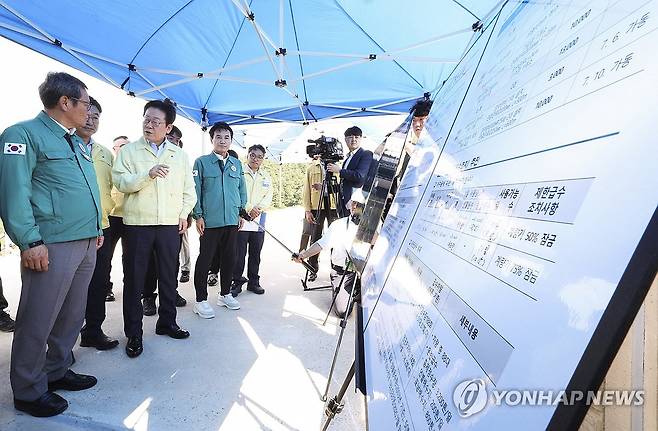 이재명 대통령, 강릉 가뭄 현장 점검 (강릉=연합뉴스) 이재명 대통령이 지난달 30일 강원 강릉시 성산면 오봉저수지를 방문해 가뭄 대응 추진 상황을 점검하고 있다. [대통령실통신사진기자단]