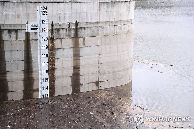 저수율 오른 오봉저수지 (강릉=연합뉴스) 지난 21일 강원 강릉시 주요 상수원인 오봉저수지에 물이 차오르고 있다. [연합뉴스 자료사진]