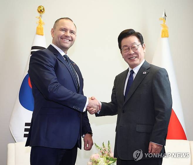 이재명 대통령, 한-폴란드 정상회담 (뉴욕=연합뉴스) 한상균 기자 = 이재명 대통령과 카롤 나브로츠키 폴란드 대통령이 24일(현지시간) 미국 뉴욕 유엔본부에서 정상회담에 앞서 기념 촬영을 하고 있다. 2025.9.25 xyz@yna.co.kr