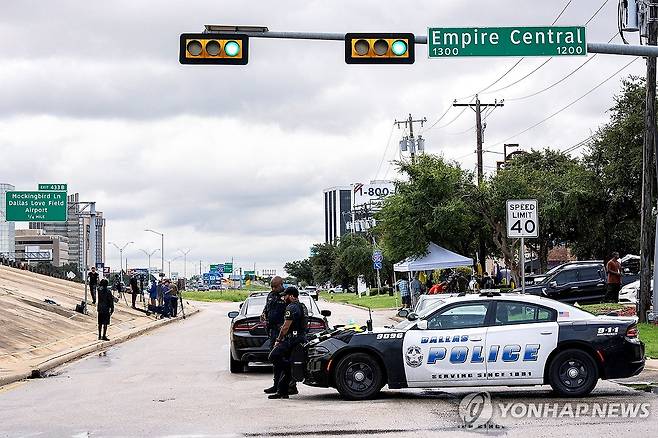 총격사건 현장에 출동한 경찰 (댈러스 로이터=연합뉴스) 24일(현지시간) 총격 사건이 발생한 미국 텍사스 댈러스의 이민세관단속국(ICE) 건물 인근에 출동한 경찰. 2025.9.24 photo@yna.co.kr