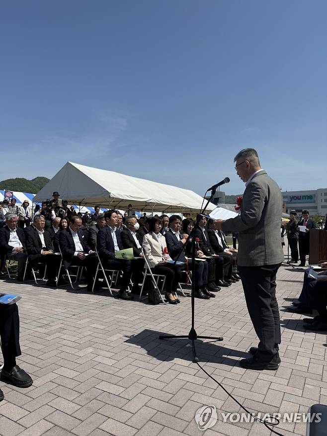 인사말 하는 이은석 국립해양유산연구소장 (서울=연합뉴스) 5일 일본 히로시마현 구레(吳)에서 열린 조선통신사선 재현선 입항 환영 행사에서 이은석 국립해양유산연구소장이 인사말을 하고 있다．　　
    국립해양유산연구소는 과거 조선통신사가 오가던 뱃길을 재현해 올해 오사카까지 항해할 예정이다. 2025.5.5 [국립해양유산연구소 제공. 재판매 및 DB 금지] photo@yna.co.kr