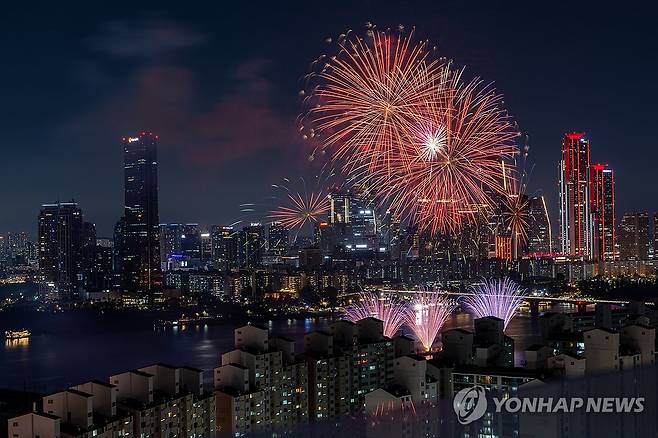 어두운 밤하늘 수놓는 불꽃 (서울=연합뉴스) 신현우 기자 = 5일 오후 서울 여의도 한강공원에서 '2024 서울세계불꽃축제'가 열린 가운데 서울 용산구 LG유플러스 본사에서 바라본 불꽃. 2024.10.5 nowwego@yna.co.kr