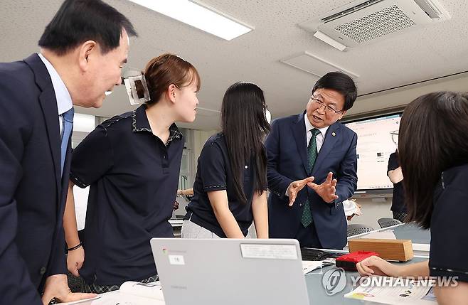 수업 참관하는 최교진 부총리 (서울=연합뉴스) 최교진 사회부총리 겸 교육부 장관이 15일 고교학점제와 관련한 현장의 의견을 청취하기 위해 충남 금산여자고등학교를 방문, 수업을 참관하고 있다. 2025.9.15 [교육부 제공. 재판매 및 DB 금지] photo@yna.co.kr