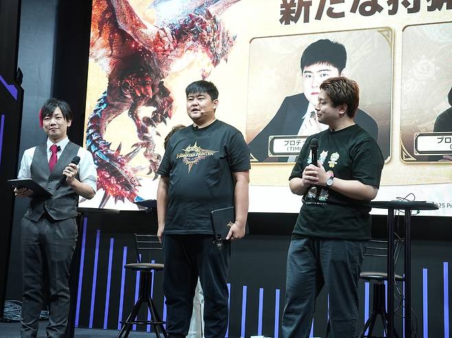 '몬스터 헌터 아웃랜더스' 간담호;     (지바[일본]=연합뉴스) 김주환 기자 = 황둥(黃冬) 텐센트 티미 스튜디오 '몬스터 헌터 아웃랜더스' 프로듀서(가운데)와 스나노 겐키(砂野元氣) 캡콤 프로듀서(오른쪽)가 25일 일본 지바현 마쿠하리 멧세에서 열린 기자 간담회에서 인사하고 있다.