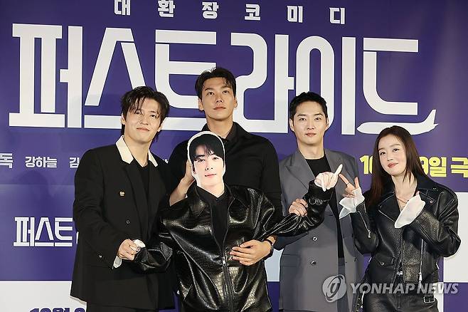 차은우 인형과 함께한 '퍼스트라이드' 출연진 (서울=연합뉴스) 이재희 기자 = 25일 서울 CGV 용산아이파크몰점에서 열린 영화 '퍼스트라이드' 제작보고회에서 배우 강하늘(왼쪽부터), 김영광, 강영석, 한선화가 군 복무로 불참한 차은우의 얼굴이 인쇄된 인형을 들고 포즈를 취하고 있다. 2025.9.25 scape@yna.co.kr