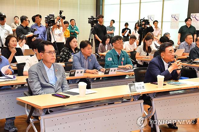 제10회 울산울주세계산악영화제 회견 (울산=연합뉴스) 20일 울산울주세계산악영화제(UMFF) 주관으로 울산광역시청 시민홀에서 올해 10주년 영화제 홍보 기자회견이 열렸다.. 국내 유일 국제산악영화제인 이 영화제는 오는 9월 26일부터 30일까지 울산 울주군 영남알프스 복합웰컴센터와 울주 시네마에서 열린다. '산, 자연, 인간'을 주제로 43개국 110편이 상영된다. 2025.8.20 [울주군 제공.재판매 및 DB 금지] young@yna.co.kr