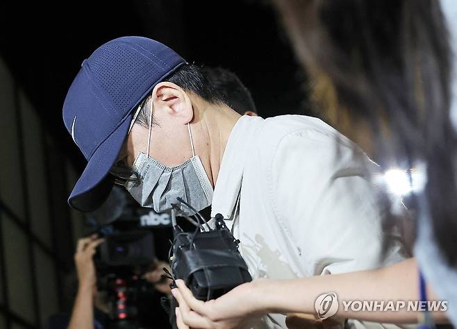 체포된 이기훈 삼부토건 부회장 (서울=연합뉴스) 류영석 기자 =  '삼부토건 주가조작' 사건으로 수사받다가 도주한 이기훈 삼부토건 부회장(겸 웰바이오텍 회장)이 경찰에 체포돼 11일 서울 종로구에 마련된 김건희특검 사무실로 들어서고 있다. 2025.9.11 ondol@yna.co.kr