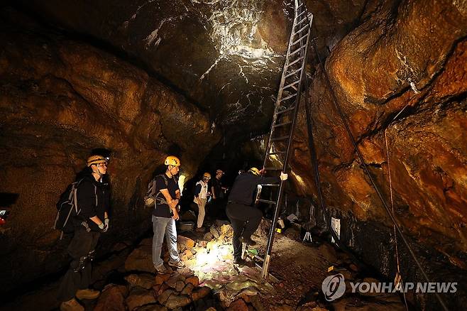 '세계 최고 지하 비경' 제주 용천동굴 (제주=연합뉴스) 박지호 기자 = 국가유산 방문의 해를 맞아 제주시 구좌읍 월정리 용천동굴이 25일 제주도 세계유산본부 안내로 언론에 특별공개됐다. 
    사진은 이날 용천동굴 내부의 모습. 2025.9.25 jihopark@yna.co.kr
