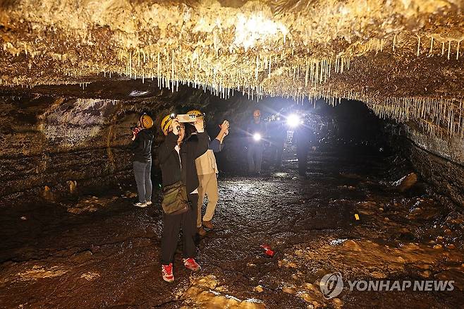 '세계 최고 지하 비경' 제주 용천동굴 (제주=연합뉴스) 박지호 기자 = 국가유산 방문의 해를 맞아 제주시 구좌읍 월정리 용천동굴이 25일 제주도 세계유산본부 안내로 언론에 특별공개됐다. 
    사진은 이날 용천동굴 내부의 모습. 2025.9.25 jihopark@yna.co.kr