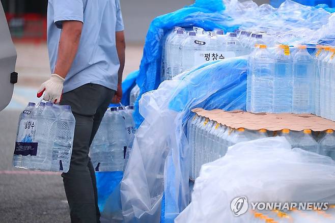 전국 각지에서 모인 온정 (강릉=연합뉴스) 류호준 기자 = 6일 강원 강릉시 포남동 스피드스케이팅 경기장 주차장에서 공무원들이 시민들에게 전국 각지에서 기부받은 생수를 배부하고 있다.
    이날 오후 6시 기준 강릉 오봉저수지 저수율은 12.8%로 전날보다 0.4%포인트 떨어졌다. 2025.9.6 ryu@yna.co.kr