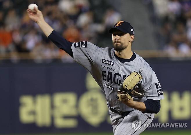 한화 선발 라이언 와이스 (서울=연합뉴스) 서명곤 기자 = 25일 서울 송파구 잠실구장에서 열린 프로야구 2025 신한 SOL 뱅크 KBO리그 한화 이글스와 두산 베어스의 경기. 한화 선발 라이언 와이스가 힘차게 공을 던지고 있다.  2025.9.25 seephoto@yna.co.kr