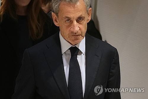 25일(현지시간) 1심에서 징역 5년 실형 선고받고 나온 사르코지 전 프랑스 대통령 [AP 연합뉴스 자료사진. 재판매 및 DB 금지]