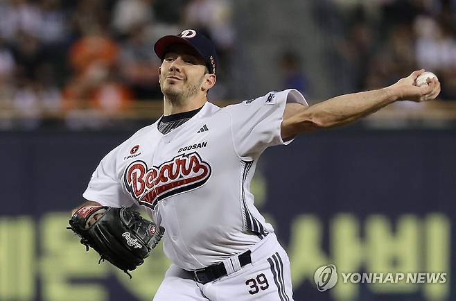 두산 선발 잭 로그 (서울=연합뉴스) 서명곤 기자 = 25일 서울 송파구 잠실구장에서 열린 프로야구 2025 신한 SOL 뱅크 KBO리그 한화 이글스와 두산 베어스의 경기. 두산 선발 잭 로그가 힘차게 공을 던지고 있다.   2025.9.25 seephoto@yna.co.kr