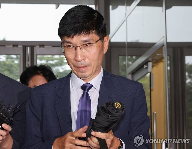 해병특검 출석하는 임기훈 전 국방비서관 (서울=연합뉴스) 이진욱 기자 = 임기훈 전 국방비서관이 24일 서울 서초구 순직해병특검팀에 참고인 신분으로 조사를 받기 위해 출석하고 있다. 2025.9.24 cityboy@yna.co.kr