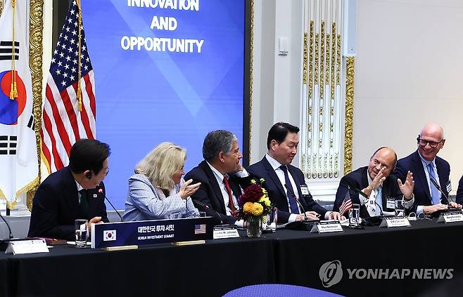 이재명 대통령, 뉴욕에서 한국경제설명회 (뉴욕=연합뉴스) 한상균 기자 = 이재명 대통령이 25일(현지시간) 미국 뉴욕 증권거래소에서 열린 한국경제설명회 투자서밋에서 헨리 페르난데스 모건스탠리캐피털 인터내셔널(MSCI) 헨리 페르난데스 회장의 발언을 듣고 있다. 2025.9.25 xyz@yna.co.kr