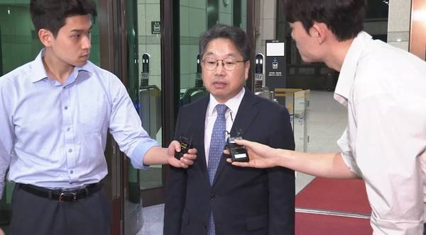 노만석 검찰총장 직무대행이 26일 서울 서초구 대검찰청 앞에서 정부조직법 수정안의 국회 본회의 통과 관련 입장을 밝히고 있다. 2025.9.26 /연합뉴스