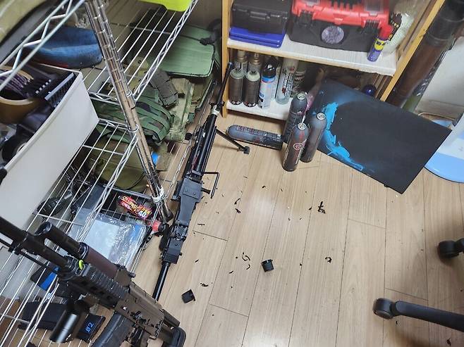 ▲ 26일 오후 3시57분쯤 인천 부평구 부평동 한 아파트에서 서바이벌용 에어소프트건의 충전식 압축가스통이 폭발했다. /사진제공=인천소방본부