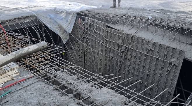 26일 오후 안양시 동안구 호계동의 한 장례식장 신축 공사 현장의 무너져 내린 1층 상판. 이 사고로 근로자 3명이 약 3m 아래 지하로 떨어져 크게 다쳤다. 사진=경기도소방재난본부