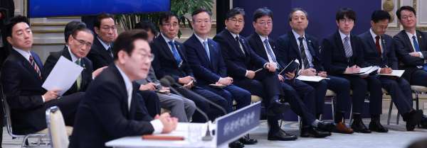 이재명 대통령 발언 듣는 참모진