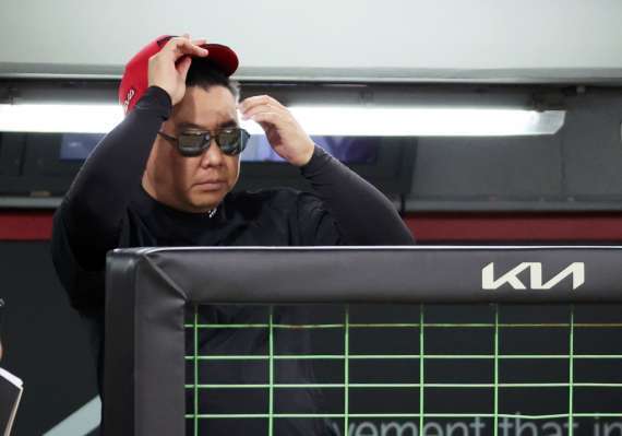 경기 지켜보는 이범호 감독