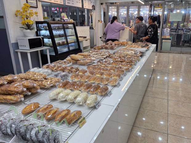 자고나면 빵값이 오른다는 ‘빵플레이션(빵+인플레이션)’ 시대를 맞아 오랜 기간 ‘착한 가격’을 고수하고 있는 빵집들이 지역민의 사랑을 받고 있다. 여수시 서교동 서시장 내 착한가격 업소인 ‘빵공장’  매장에 1000~2000원대 빵들이 진열돼 있다.