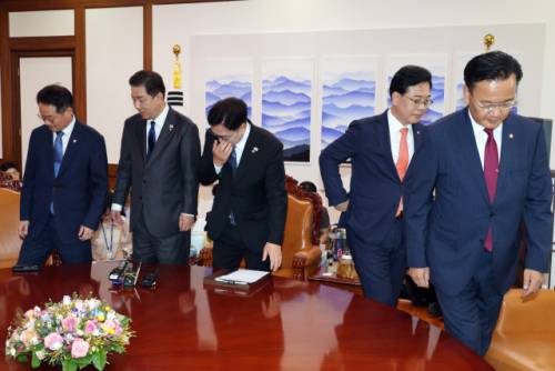 ◇우원식 국회의장이 25일 서울 여의도 국회 의장실에서 여야 원내대표들과 회동하며 기념촬영을 하고 자리에 앉고 있다. 왼쪽부터 더불어민주당 허영 원내정책수석부대표, 김병기 원내대표, 우 국회의장, 국민의힘 송언석 원내대표, 유상범 원내운영수석부대표. 연합뉴스