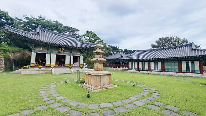 울산에서 가장 오래된 사찰인 동축사와 3층 석탑의 모습. 인도 아소카왕이 불사를 펴달라며 황금을 실어보낸 배가 닿은 곳이란 전설이 내려오며, 573년 신라 진흥왕 때 창건됐다.