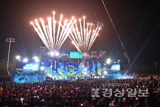 ▲ '고래의 선물'을 주제로 한 제29회 울산고래축제가 25일 울산 남구 장생포 고래문화특구에서 개막해 28일까지 나흘간의 일정에 들어갔다. 장생포 고래극장 무대에서 열린 개막식에서 서동욱 남구청장과 김두겸 울산시장, 이성룡 울산시의회 의장, 이상기 남구의회 의장 등 참석인사들이 개막선언을 하고 있다. 김동수기자 dskim@ksilbo.co.kr