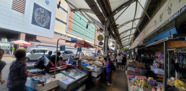 민족 대명절인 추석 명절이 열흘 앞으로 다가온 가운데 26일 오전 대구 중구 서문시장에서 시민들이 장을 보고 있다. 권영진 기자