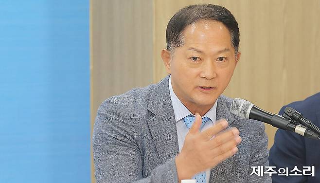 고양시장을 지낸 이재준 경기도주식회사 대표이사가 26일 제주특별자치도의회 도민카페에서 열린 제주의소리 경제 특별기획 세미나에서 발언을 하고 있다. ⓒ제주의소리