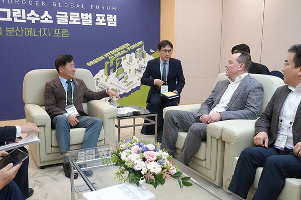 오영훈 지사가 마르쿠엔 스툽(Marcoen Stoop) 넬(Nel) 아시아·태평양 사업개발 이사와 면담을 하고 있다.