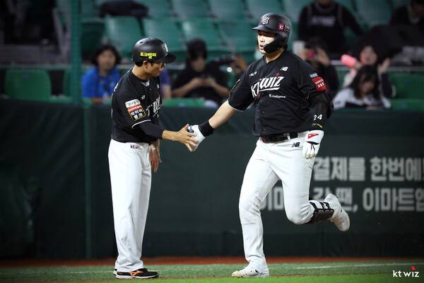 KT 문상철은 지난 26일 경기에서 대주자로 출전, 첫 타석 초구를 공략해 홈런을 기록했다. (사진=KT)