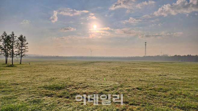 후앙하이 선린 궁위안 입구에 펼쳐진 드넓은 들판