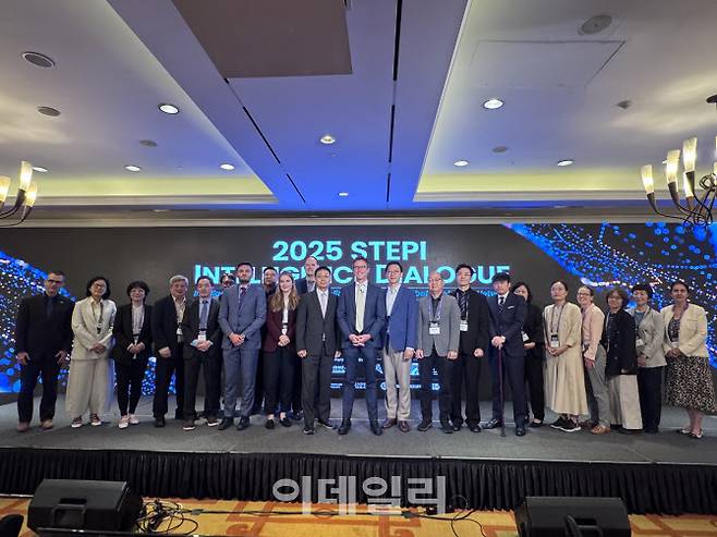 26일 서울 강남구 그랜드 인터컨티넨탈 파르나스 호텔에서 열린 ‘2025 STEPI 인텔리전스 다이얼로그(Intelligence Dialogue)’ 행사에서 참석자들이 기념 사진을 촬영하고 있다. (가운데) 윤지웅 STEPI 원장과 데이비드 로우 ASPI 의장. (사진=권하영 기자)