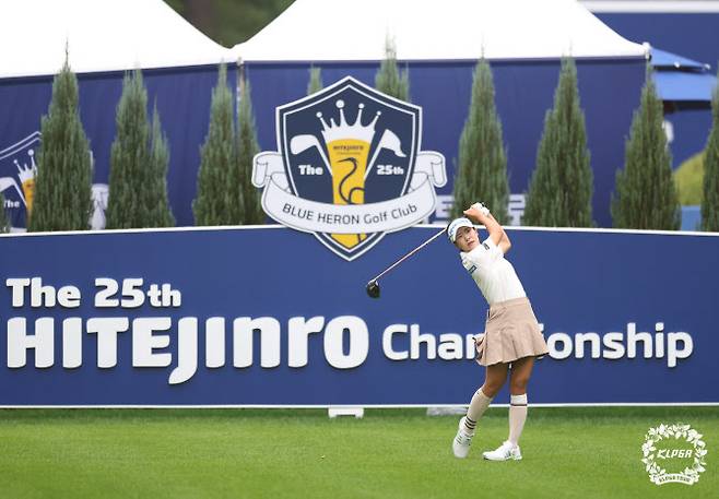 박민지가 1번홀에서 힘차게 티샷을 하고 있다. (사진=KLPGA)