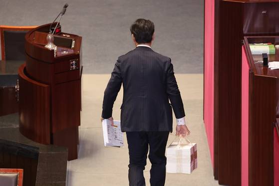 박수민 국민의힘 의원이 지난 25일 국회 본회의에서 정부조직법 수정안에 대한 필리버스터를 하기 위해 많은 양의 자료를 들고서 발언대로 향하고 있다. 〈사진=연합뉴스〉