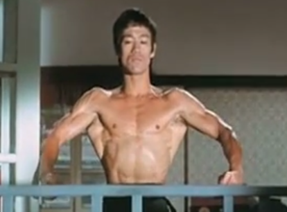 이소룡은 전거근은 상대적으로 키우지 않았다. 영화 '맹룡과강'의 이 장면에서 확인된다. 사진=영화 캡처