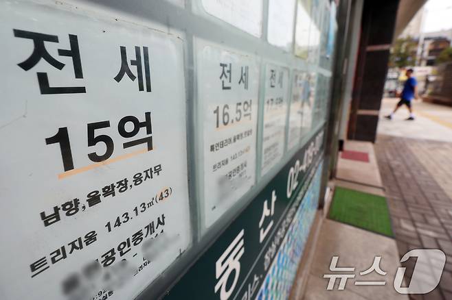 서울 시내 한 공인중개사사무소에 아파트 전세 매물 시세가 게시돼 있다. 뉴스1 ⓒ News1 황기선 기자