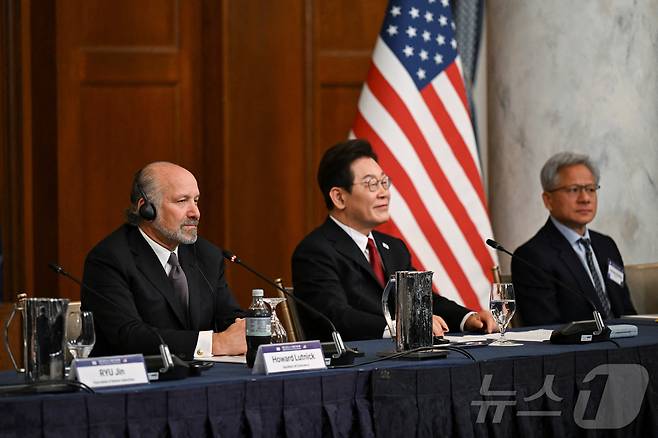 이재명 대통령이 25일(현지시간) 미국 워싱턴DC 윌라드 호텔에서 열린 한미 비즈니스 라운드 테이블에서 발언하고 있다. 왼쪽부터 하워드 러트닉 미국 상무장관, 이 대통령, 젠슨 황 엔비디아 최고경영자. ⓒ 로이터=뉴스1 ⓒ News1 신웅수 기자
