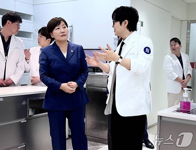 송미령 농식품부 장관은 25일 넬동물의료센터를 찾아 의료진을 격려했다(동물병원 제공). ⓒ 뉴스1