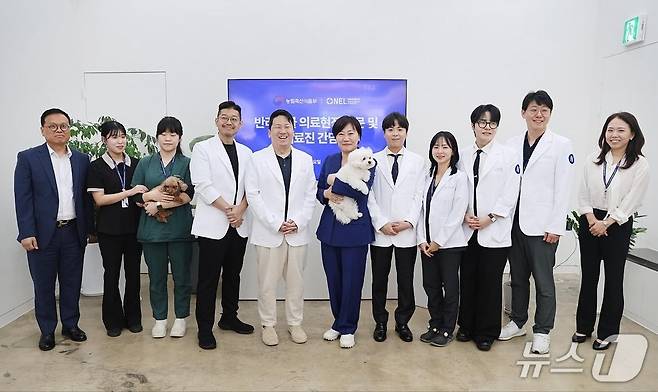 송미령 농식품부 장관은 25일 넬동물의료센터를 찾아 의료진을 격려했다(장관 인스타그램 갈무리). ⓒ 뉴스1