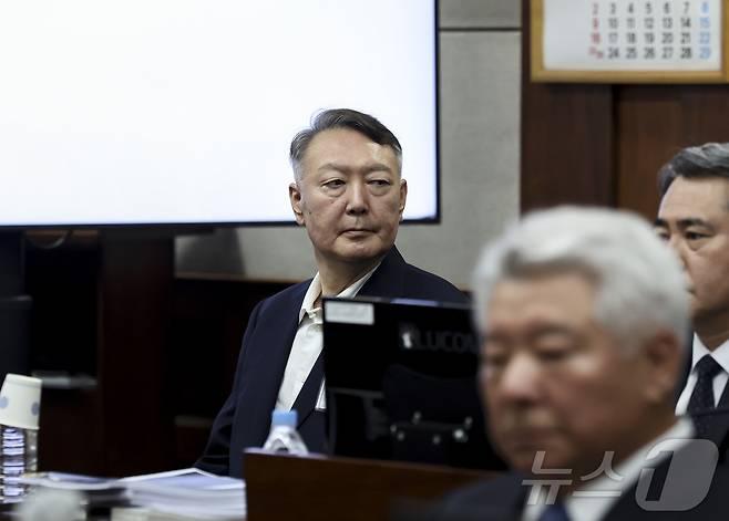 윤석열 전 대통령이 26일 서울 서초구 서울중앙지법에서 열린 특수공무집행방해, 직권남용 권리행사방해 등 혐의 사건 첫 공판에 출석하고 있다. 2025.9.26/뉴스1 ⓒ News1 사진공동취재단