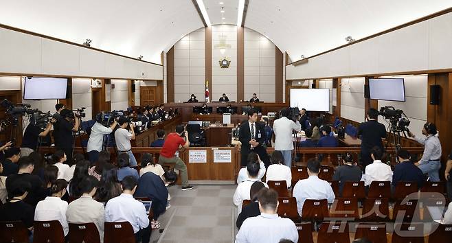 윤석열 전 대통령의 특수공무집행방해, 직권남용 권리행사방해 등 혐의 사건 첫 공판이 열린 26일 서울 서초구 서울중앙지법에서 백대현 부장판사가 발언하고 있다. 2025.09.26/뉴스1 ⓒ News1 사진공동취재단