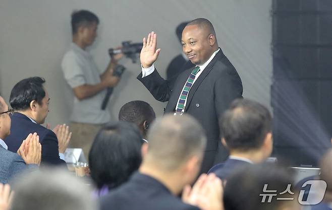 요세프 호시크(Josef Hausiku) 나미비아 국가기획위원회 수석자문관이 25일 제주국제컨벤션센터 열린 '2025 그린수소 글로벌 포럼' 개막식에서 인사하고 있다.2025.9.26./뉴스1