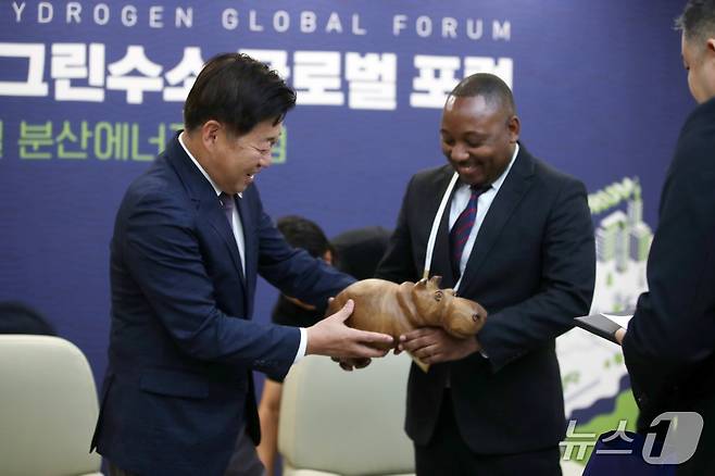 오영훈 제주특별자치도지사가 26일 제주국제컨벤션센터에서 요세프 호시크(Josef Hausiku) 나미비아 국가기획위원회 수석자문관으로부터 선물을 받고 있다.2025.9.26./뉴스1